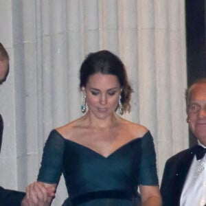 Kate Middleton (enceinte) et le prince William à la sortie de la cérémonie du 600ème anniversaire de l'Université St Andrews au Metropolitan Museum of Art à New York lors de leur voyage officiel à New York, le 9 décembre 2014.