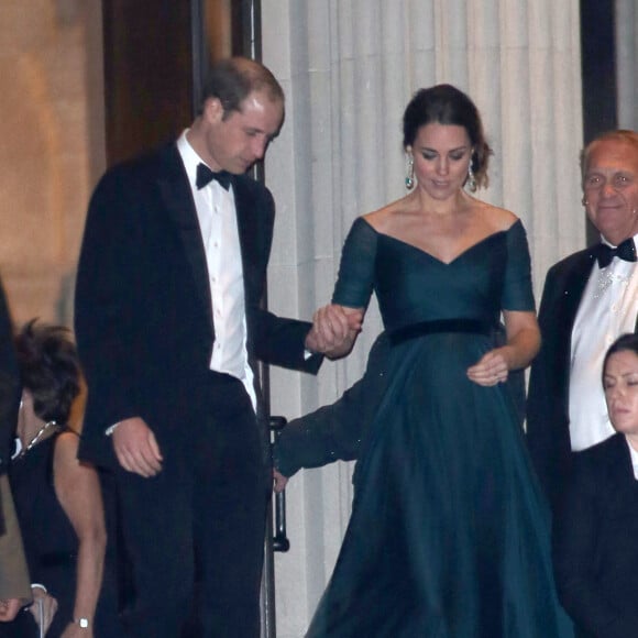 Kate Middleton (enceinte) et le prince William à la sortie de la cérémonie du 600ème anniversaire de l'Université St Andrews au Metropolitan Museum of Art à New York lors de leur voyage officiel à New York, le 9 décembre 2014.