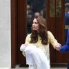 Le prince William et Kate Middleton, et leur fille, la princesse Charlotte de Cambridge, posent devant l'hôpital St-Mary de Londres où elle a accouché le matin même. Le 2 Mai 2015