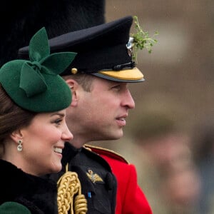 Le prince William et Kate Middleton (enceinte) lors de la parade de la Saint Patrick à Houslow en présence du premier bataillon des gardes irlandais le 17 mars 2018.