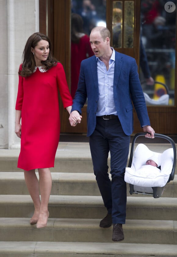 Le prince William et Kate Middleton quittent l'hôpital St Mary de Londres après la naissance de leur troisième enfant, le prince Louis, le 23 avril 2018.