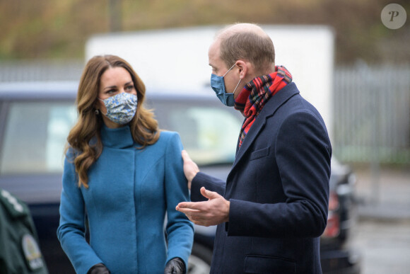 Le prince William, duc de Cambridge et Catherine Kate Middleton, duchesse de Cambridge visitent un centre de secours à Newbridge en Ecosse le 7 décembre 2020.