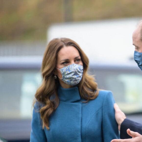 Le prince William, duc de Cambridge et Catherine Kate Middleton, duchesse de Cambridge visitent un centre de secours à Newbridge en Ecosse le 7 décembre 2020.