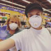 Diane Kruger et sa mère, masquées et gantées pour faire les courses. Mars 2020.