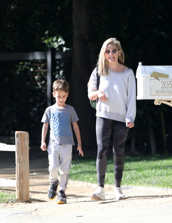 Exclusif - Sarah Michelle Gellar se promene dans son quartier de Brentwood avec son fils Rocky James Prinze à Los Angeles, Californie, Etats-Unis, le 4 avril 2020.
