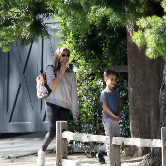 Exclusif - Sarah Michelle Gellar se promene dans son quartier de Brentwood avec son fils Rocky James Prinze à Los Angeles, Californie, Etats-Unis, le 4 avril 2020.