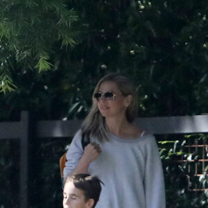 Exclusif - Sarah Michelle Gellar se promene dans son quartier de Brentwood avec son fils Rocky James Prinze à Los Angeles, Californie, Etats-Unis, le 4 avril 2020.