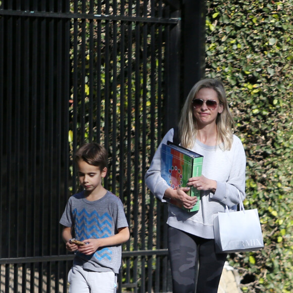 Exclusif - Sarah Michelle Gellar se promene dans son quartier de Brentwood avec son fils Rocky James Prinze à Los Angeles, Californie, Etats-Unis, le 4 avril 2020.