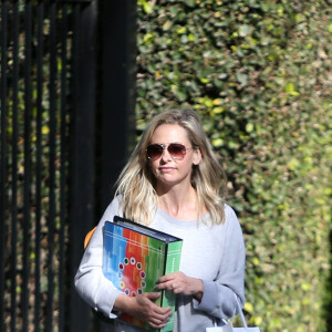 Exclusif - Sarah Michelle Gellar se promene dans son quartier de Brentwood avec son fils Rocky James Prinze à Los Angeles, Californie, Etats-Unis, le 4 avril 2020.