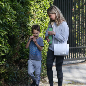 Exclusif - Sarah Michelle Gellar se promene dans son quartier de Brentwood avec son fils Rocky James Prinze à Los Angeles, Californie, Etats-Unis, le 4 avril 2020.