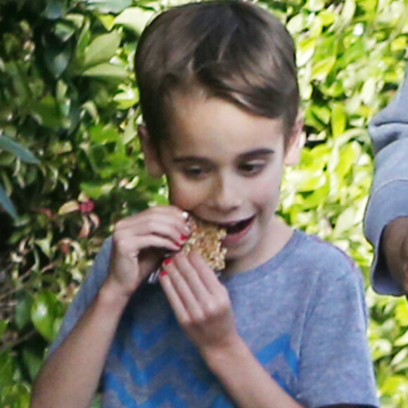 Exclusif - Sarah Michelle Gellar se promene dans son quartier de Brentwood avec son fils Rocky James Prinze à Los Angeles, Californie, Etats-Unis, le 4 avril 2020.