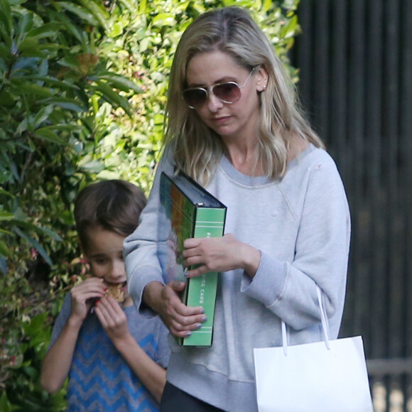 Exclusif - Sarah Michelle Gellar se promene dans son quartier de Brentwood avec son fils Rocky James Prinze à Los Angeles, Californie, Etats-Unis, le 4 avril 2020.