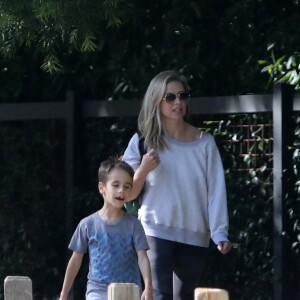 Exclusif - Sarah Michelle Gellar se promene dans son quartier de Brentwood avec son fils Rocky James Prinze à Los Angeles, Californie, Etats-Unis, le 4 avril 2020.