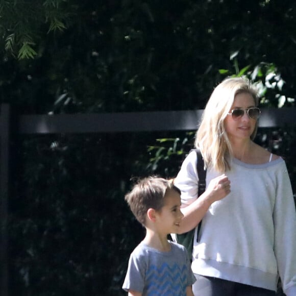 Exclusif - Sarah Michelle Gellar se promene dans son quartier de Brentwood avec son fils Rocky James Prinze à Los Angeles, Californie, Etats-Unis, le 4 avril 2020.