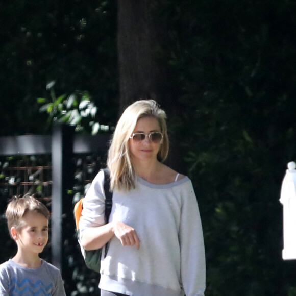 Exclusif - Sarah Michelle Gellar se promene dans son quartier de Brentwood avec son fils Rocky James Prinze à Los Angeles, Californie, Etats-Unis, le 4 avril 2020.