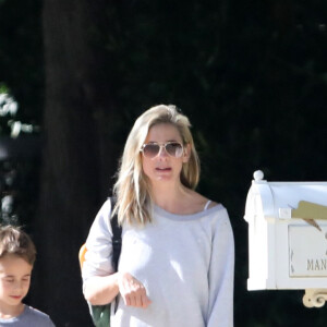 Exclusif - Sarah Michelle Gellar se promene dans son quartier de Brentwood avec son fils Rocky James Prinze à Los Angeles, Californie, Etats-Unis, le 4 avril 2020.