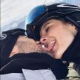 Ilona Smet et son compagnon Kamran s'embrassent. Vacances à Couchevel, le 15 décembre 2019.