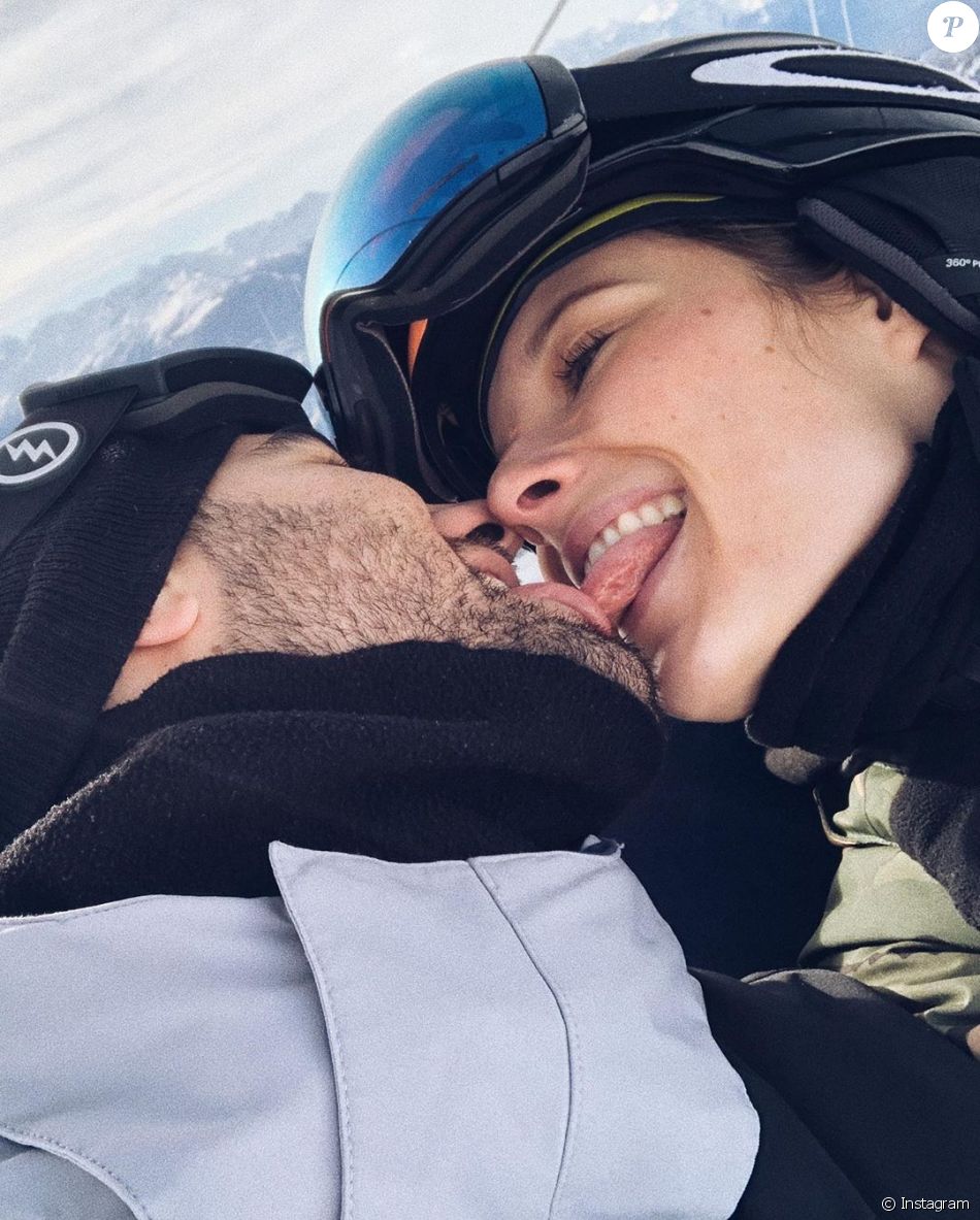 Ilona Smet et son compagnon Kamran s&#039;embrassent. Vacances à Couchevel, le 15 décembre 2019.