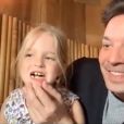 La fille de Jimmy Fallon, Winnie (7 ans), interrompt l'interview de son papa avec Ciara et Russell Wilson pour annoncer qu'elle a perdu une dent. Avril 2020.