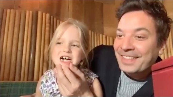 La fille de Jimmy Fallon, Winnie (7 ans), interrompt l'interview de son papa avec Ciara et Russell Wilson pour annoncer qu'elle a perdu une dent. Avril 2020.