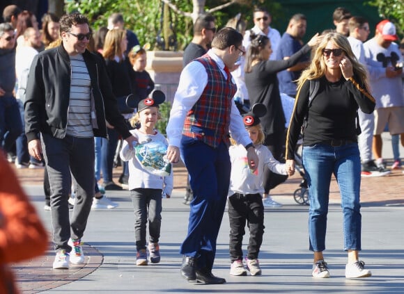 Exclusif - Jimmy Fallon, sa femme Nancy Juvonen et leurs filles Winnie et Frances à Disneyland Park. Los Angeles, le 1er janvier 2020.