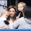 Angelina Jolie avec ses enfants Vivienne et Knox à Venise en 2010.