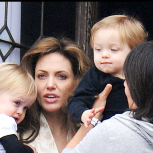 Angelina Jolie avec ses enfants Vivienne et Knox à Venise en 2010.