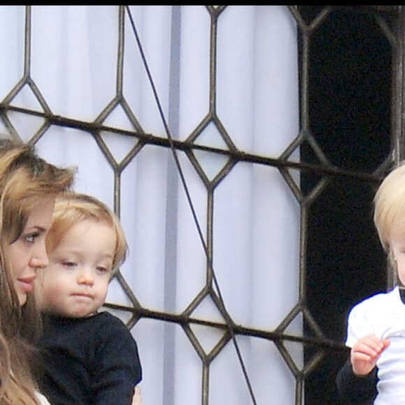Angelina Jolie avec ses enfants Vivienne et Knox à Venise en 2010.