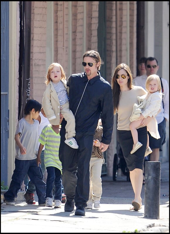 Angelina Jolie, Brad Pitt et leurs enfants, dont Knox et Vivienne, à la Nouvelle-Orléans, en 2011.