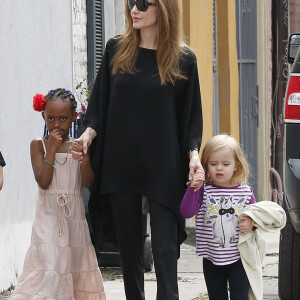 Angelina Jolie et ses filles, Zahara et Vivienne, à la Nouvelle-Orléans en 2012.