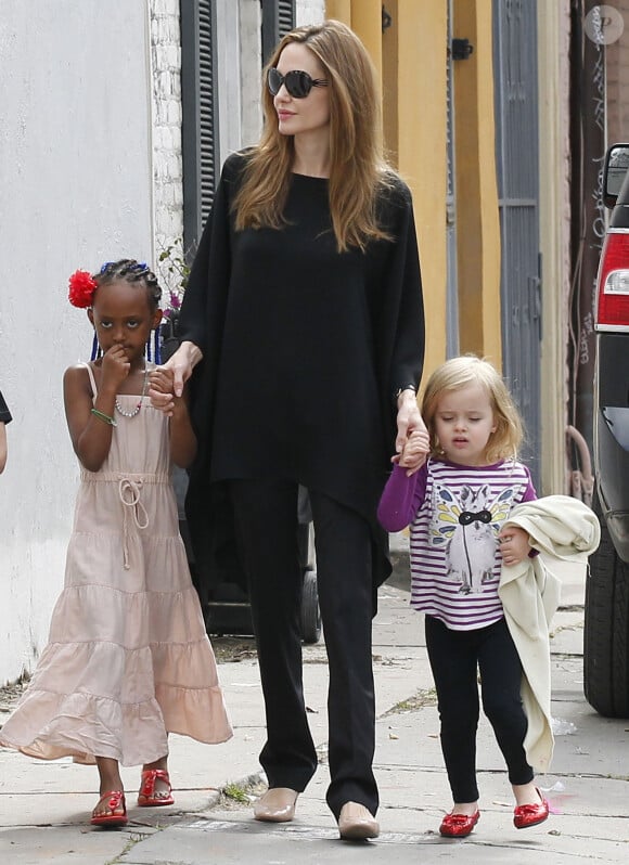 Angelina Jolie et ses filles, Zahara et Vivienne, à la Nouvelle-Orléans en 2012.