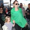 Angelina Jolie et sa fille Vivienne arrivent à l'aéroport de Los Angeles en provenance d'Australie, le 5 février 2014.