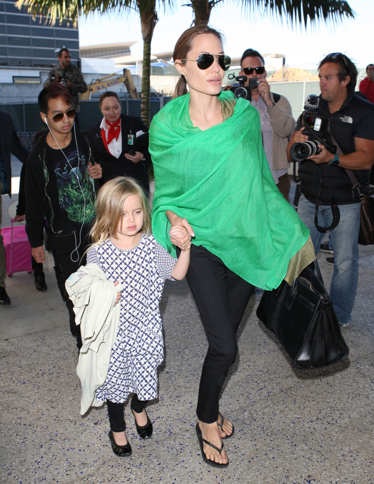 Photo Angelina Jolie Et Sa Fille Vivienne Arrivent à Laéroport De