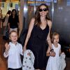 Angelina Jolie et ses enfants Knox Leon Jolie-Pitt et Vivienne Marcheline Jolie-Pitt arrivent à l'aéroport international de Tokyo, le 21 juin 2014.
