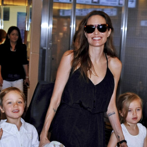 Angelina Jolie et ses enfants Knox Leon Jolie-Pitt et Vivienne Marcheline Jolie-Pitt arrivent à l'aéroport international de Tokyo, le 21 juin 2014.