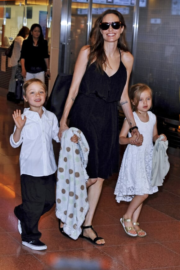 Angelina Jolie et ses enfants Knox Leon Jolie-Pitt et Vivienne Marcheline Jolie-Pitt arrivent à l'aéroport international de Tokyo, le 21 juin 2014.