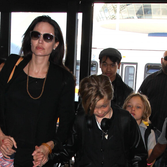 Brad Pitt, Angelina Jolie et leurs enfants Maddox, Pax, Zahara, Shiloh, Vivienne et Knox prennent l'avion à l'aéroport de Los Angeles pour venir passer quelques jours dans leur propriété de Miraval, le 6 juin 2015.