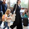 Exclusif - Angelina Jolie et sa fille Vivienne arrivent à l'aéroport de Los Angeles pour prendre un vol, le 6 novembre 2015.