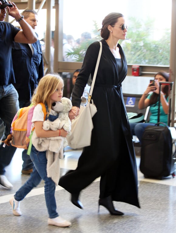 Exclusif - Angelina Jolie et sa fille Vivienne arrivent à l'aéroport de Los Angeles pour prendre un vol, le 6 novembre 2015.