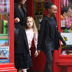 Angelina Jolie et ses filles Vivienne et Zahara quittent un magasin de jouets à Londres le 12 mars 2016.