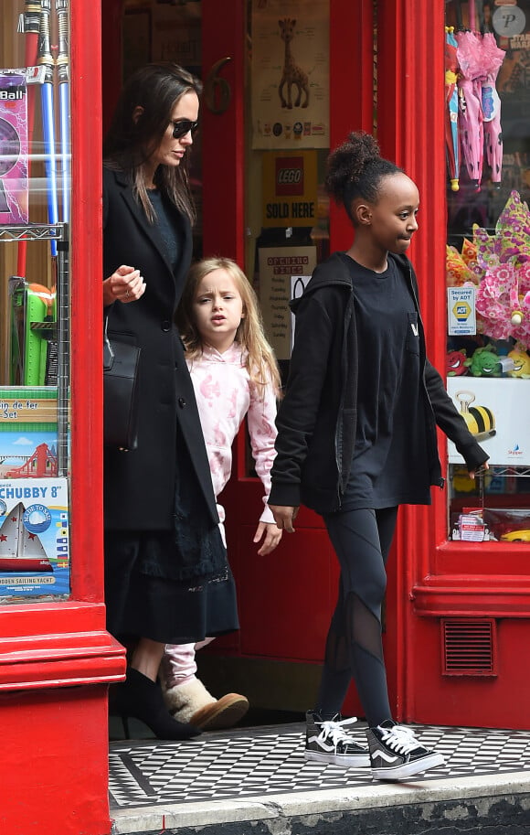 Angelina Jolie et ses filles Vivienne et Zahara quittent un magasin de jouets à Londres le 12 mars 2016.