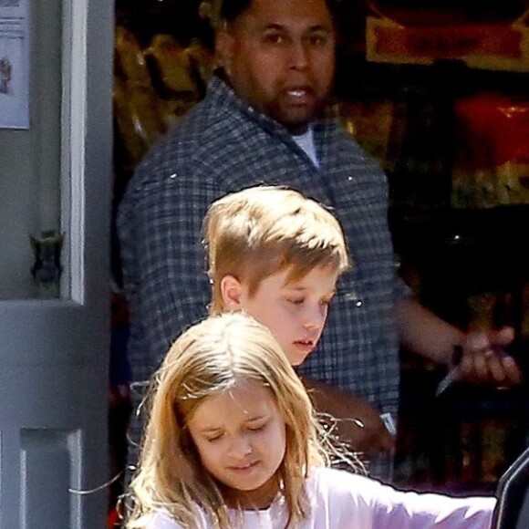 Exclusif - Shiloh Jolie-Pitt et sa soeur Vivienne Jolie-Pitt à la sortie d'un centre animalier avec leurs chiens à Los Angeles, le 24 mai 2017