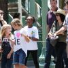 Angelina Jolie passe la journée à Disneyland pour fêter l'anniversaire des jumeaux Knox et Vivienne (9 ans) à Anaheim. La jeune Zahara les accompagne. Le 12 juillet 2017
