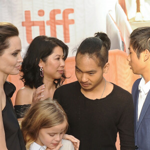 Angelina Jolie et ses enfants, Vivienne, Knox, Shiloh, Zahara, Maddox, Pax, lors de la première de "First they killed my father" de Angelina Jolie au Festival International du film de Toronto (TIFF) le 11 septembre 2017.