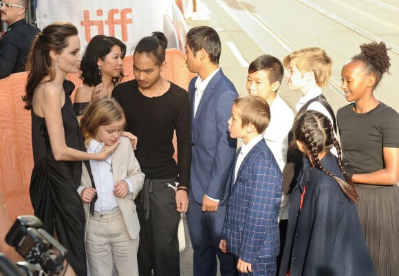 Angelina Jolie et ses enfants, Vivienne, Knox, Shiloh, Zahara, Maddox, Pax, lors de la première de "First they killed my father" de Angelina Jolie au Festival International du film de Toronto (TIFF) le 11 septembre 2017.