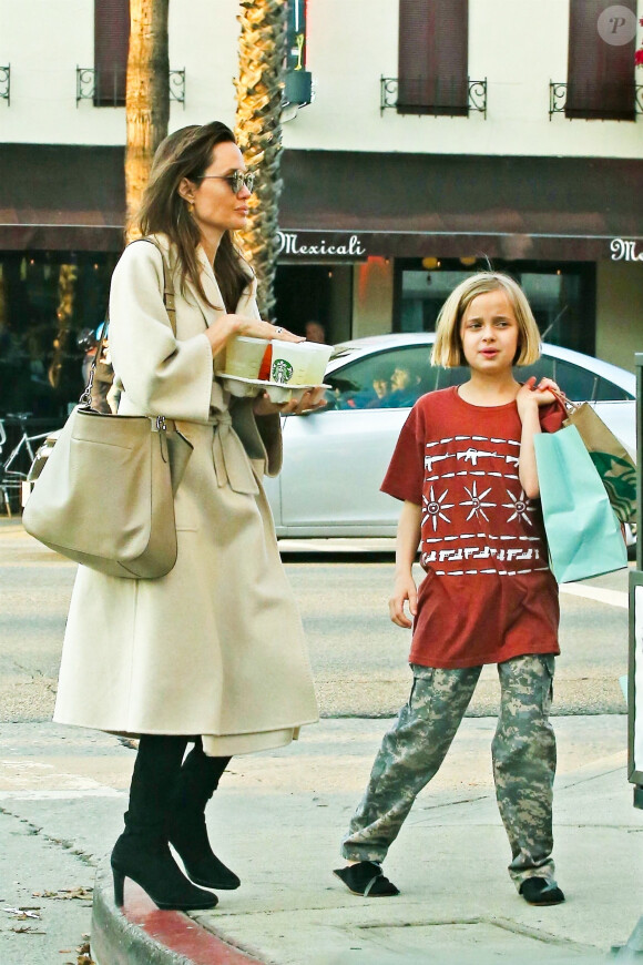 Exclusif - Angelina Jolie fait du shopping avec ses filles Vivienne et Sahara à Studio City le 11 mars 2018.
