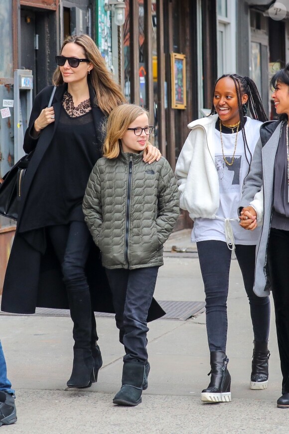 Exclusif - Angelina Jolie fait du shopping avec ses filles Zahara et Vivienne dans le quartier de East Village à New York, le 23 février 2019