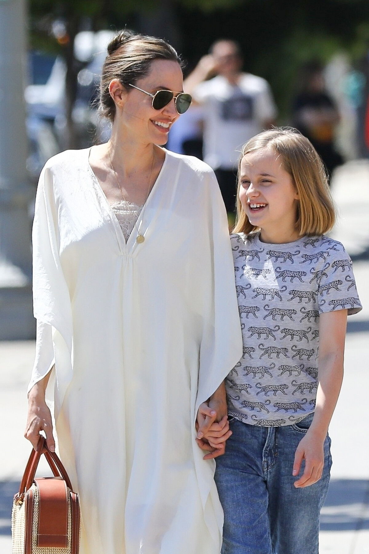 Photo Angelina Jolie Se Promène Avec Sa Fille Vivienne à Los Angeles