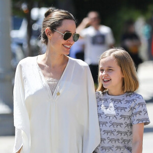 Angelina Jolie se promène avec sa fille Vivienne à Los Angeles, le 23 juin 2019.