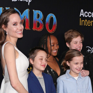 Angelina Jolie et ses enfants Zahara, Shiloh, Vivienne et Knox Jolie-Pitt à la première de Dumbo à Hollywood, Los Angeles, le 11 mars 2019